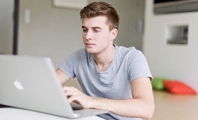 Junger Mann am Computer